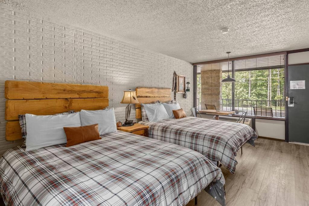 Stonegate Lodge 2 Queen Beds Wifi Tv Salt Water Pool Fire Pits #303 Eureka Springs Exterior photo