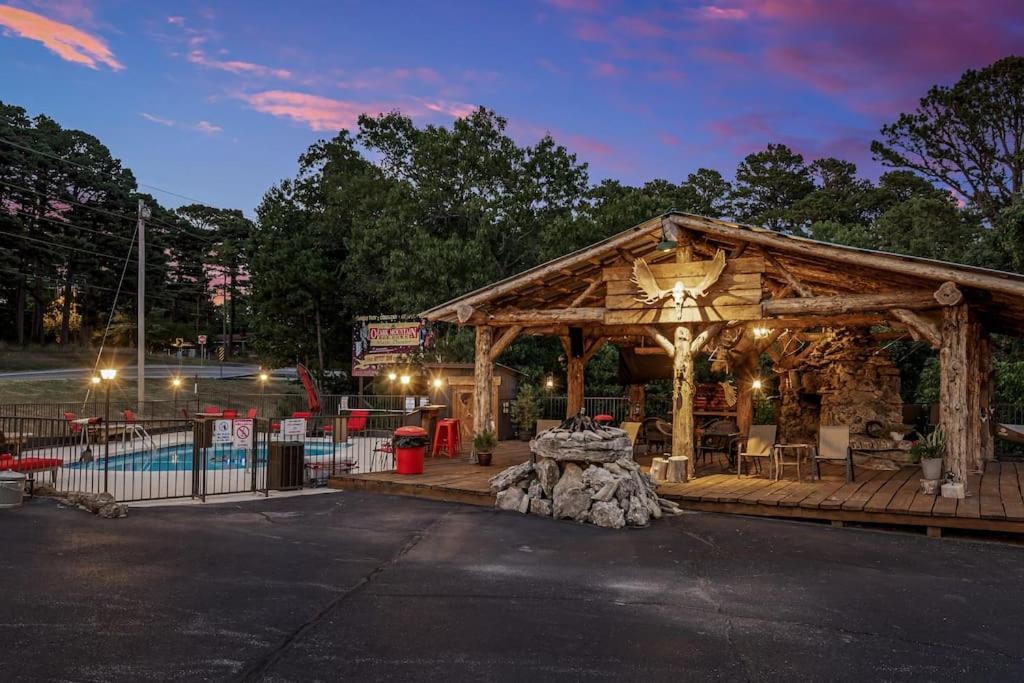 Stonegate Lodge 2 Queen Beds Wifi Tv Salt Water Pool Fire Pits #303 Eureka Springs Exterior photo